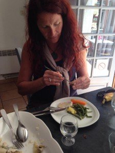 Ici, nous sommes a Arles mangeant des escargots de la mer avec la sauce Aioli - une specialite d'Arles