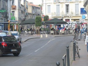 et j'arrive a la PLace Rofer Salengrou ou j'achete des fruits