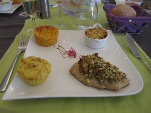 miam - le poisson (desole, j'ai oublie le nom!!) avec du ratatouille, du panais et des pommes de terre