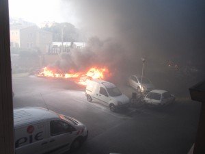 Les voitures juste devant l'entree de notre batiment