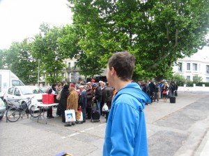 Les gens qui font la queue pour recevoir la nourriture