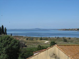 La vue sur l'etang de Thau avec Sete a l'arriere-plan