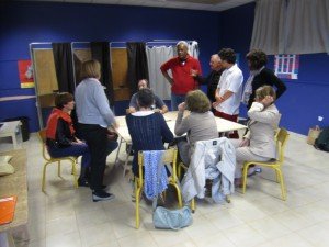 Les benevols qui aidentt compter les voix apres l'election europeenne.