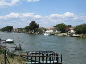 des petites maisons a cote du canal du Rhone