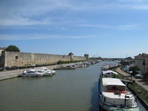 La vue d'Aigues-Mortes en arrivant avec le rempart
